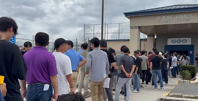 미 조지아주 포크스턴의 이민세관단속국 구금시설 앞에서 관계사 직원들이 면담을 기다리고 있는 모습. 연합뉴스