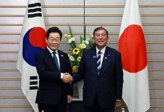 이재명 대통령과 이시바 시게루 일본 총리가 지난달 23일 일본 도쿄 총리 관저에서 열린 한일 확대정상회담에 앞서 기념촬영을 하며 악수하고 있다. 연합뉴스