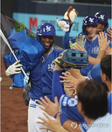 디아즈는 KBO 한 시즌 최다 150타점 신기록에 이어 외국인 타자 최다인 49홈런 기록을 새롭게 썼다. / 사진=연합뉴스