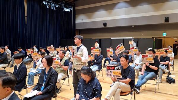 ▲25일 오전 열린 YTN 주주총회에서 YTN 우리사주조합원들이 정재훈 사업본부장을 사내이사로 선임하는 안건에 반대 의견을 밝히고 있다. 사진=언론노조YTN지부 제공