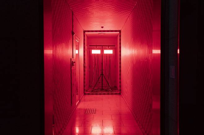 인류의 위기를 암시하듯 붉은빛을 내는 기계의 모습.