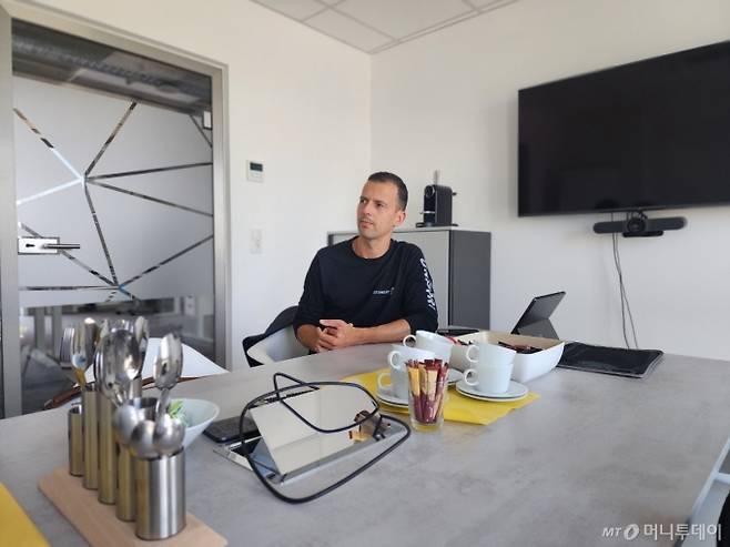 독일 슈타이네르트의 니콜라스 델레리스 재활용 사업부 매니저가 폐차 플라스틱 재활용에 대해 설명하고 있다 /사진=김지현 기자