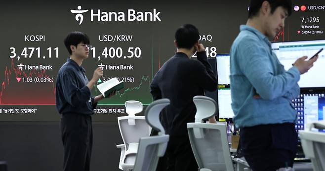 (서울=뉴스1) 구윤성 기자 = 25일 오후 서울 중구 하나은행 본점 딜링룸 전광판에 코스피 종가가 표시되고 있다. 이날 코스피는 전 거래일 대비 1.03포인트(0.03%) 하락한 3471.11에 장을 마쳤다. 코스닥 지수도 전일 대비 8.46포인트(0.98%) 하락한 852.48에 장을 마감했다. 원달러환율은 오후 3시 33분 기준 달러당 1400.5원에 거래되고 있다. 2025.9.25/뉴스1 Copyright (C) 뉴스1. All rights reserved. 무단 전재 및 재배포, AI학습 이용 금지. /사진=(서울=뉴스1) 구윤성 기자