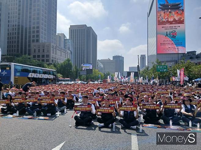 금융노조는 26일 오전 서울 광화문 세종대로사거리에서 집회를 열고 2022년 9월 이후 3년 만에 총파업 투쟁에 돌입했다./사진=머니S 강한빛 기자