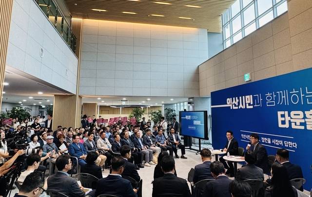 25일 정헌율 전북 익산시장이 시청 로비에서 시민들과 타운홀미팅을 진행하는 모습이다. 익산시청 제공