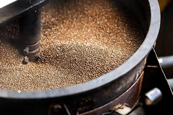 방앗간에서 참깨를 볶고 있다. 참깨 볶는 소리를 이처럼 가까이서 듣는 건 처음이었다.