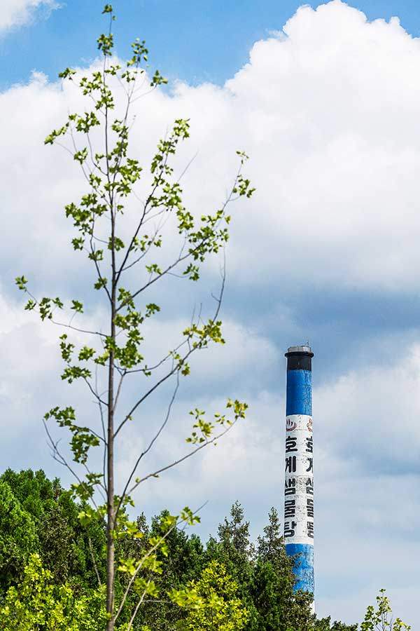 여러 소리가 들리는 호계역 풍경. '호계샘물탕'이라고 쓰인 굴뚝이 눈에 띄었다. 울산 최초의 대중 목욕탕이라고 알려진 호계샘물탕은 1985년 생겼다. 지금은 영업을 하고 있지 않다.