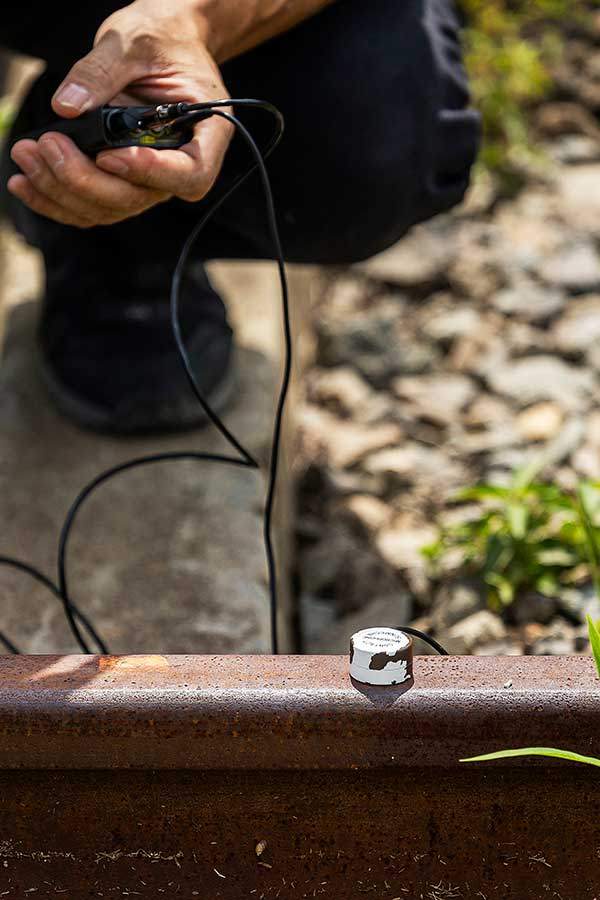 열차가 다니지 않는 철로에선 어떤 소리가 들릴까? 정만영 작가가 특수한 마이크를 철로에 갖다 댔다.