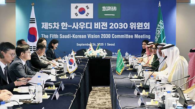 김정관 산업통상자원부 장관이 26일 제5차 한-사우디 비전 2030 위원회를 주재하고 있다. (사진=산업통상자원부 제공, 연합뉴스)