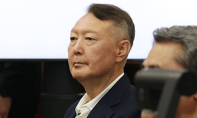 윤석열 전 대통령이 26일 서울 서초구 서울중앙지법에서 열린 특수공무집행방해, 직권남용 권리행사방해 등 혐의 사건 1차 공판에 출석해 있다. 사진공동취재단