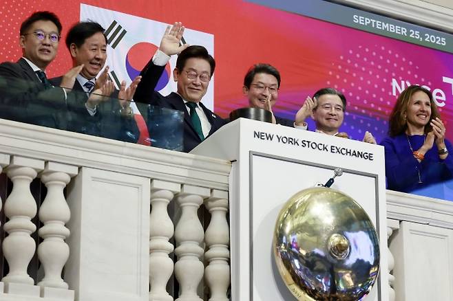 이재명 대통령, 뉴욕 증권거래소 방문 - 이재명 대통령이 25일(현지시간) 미국 뉴욕 증권거래소에서 개장을 알리는 버튼을 누른 뒤 손을 흔들고 있다. 왼쪽부터 김남준 대통령실 제1부속실장, 구윤철 경제부총리 겸 기획재정부 장관, 이 대통령, 이억원 금융위원장, 김용범 정책실장, 린 마틴 뉴욕 증권거래소 회장. 뉴욕 연합뉴스