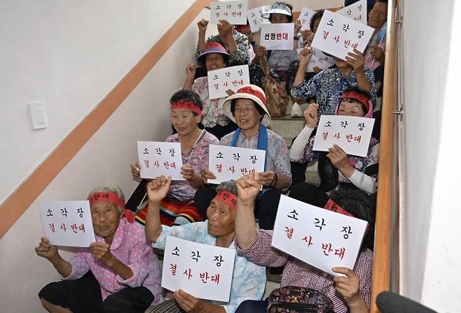 지난달 13일 오후 광주 광산구 삼거동 행정복지센터 2층에서 열릴 예정이던 ‘광주시 자원회수시설 설치사업 전략환경·기후변화영향평가 초안 주민설명회’가 주민 반발로 무산됐다. 자원회수시설 건립을 반대하는 주민들이 설명회장 입구를 가로막고 있다. 광주 뉴시스