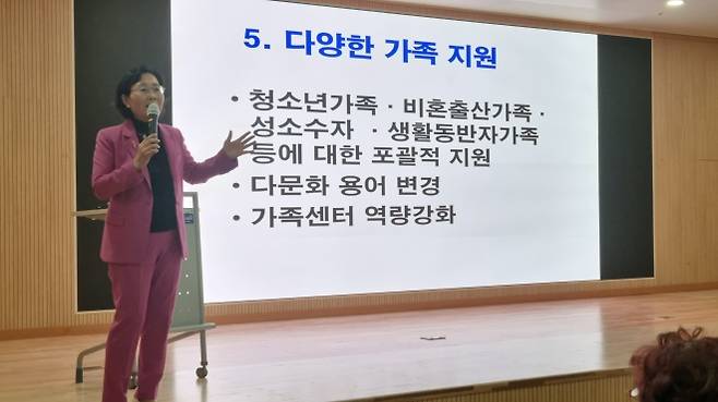 (사진설명) 26일 동신대학교 여성리더십아카데미가 주관한 ‘2025 전문직 여성 미래산업 비전 포럼’에서 기조발제를 맡은 김종분 동신대 여성최고위 2기 원우회장이 강연하고 있다.