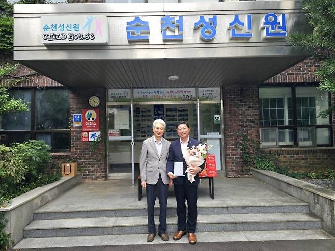 신민호(오른쪽) 전남도의원이 15년 동안 따뜻한 나눔을 편 공로로 ‘순천성신원’으로부터 감사패를 받았다.