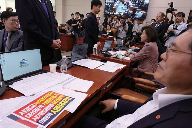 9월22일 국회 법제사법위원회에서 국민의힘 의원들이 '서영교 녹취조작 공작'등 문구가 적힌 피켓을 놓고 항의하고 있다. ⓒ시사저널 박은숙