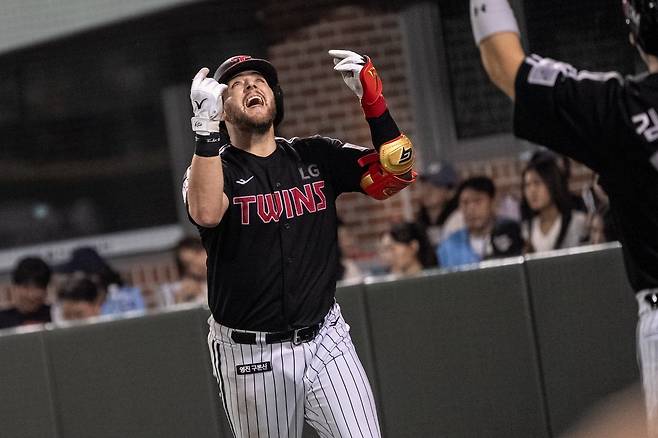LG 오스틴은 25일 울산 롯데와 원정경기에서 4번타자 1루수로 선발출전해 홈런포를 포함 5타점으로 선두 수성에 힘을 보탰다. 사진제공|LG 트윈스