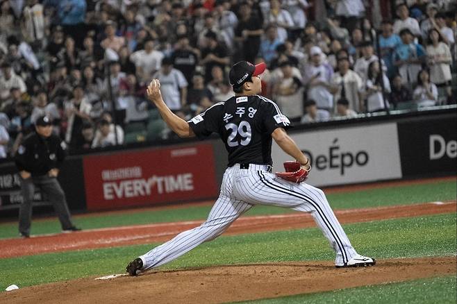 LG 손주영은 25일 울산 롯데와 원정경기에서 선발등판해 7이닝 무실점 호투로 선두 수성에 힘을 보탰다. 사진제공|LG 트윈스