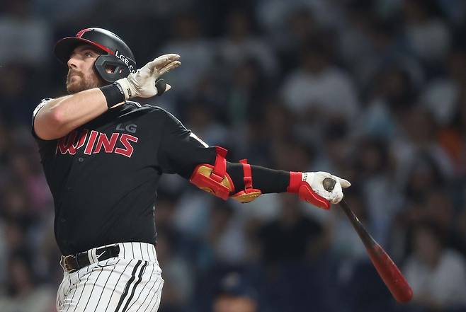 28일 경남 창원NC파크에서 열린 프로야구 2025 신한 SOL 뱅크 KBO리그 LG 트윈스와 NC다이노스 경기. 7회 초 2사 1·2루 상황 LG 3번 오스틴 이 안타(3루)를 치고 있다.연합뉴스