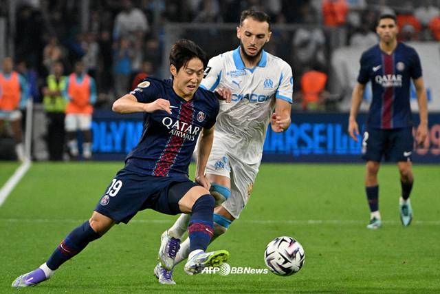 경기에 집중하는 이강인(왼쪽). /AFPBBNews=뉴스1