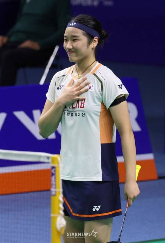 안세영이 지난 24일 코리아오픈 여자 단식 32강 카루파테반 레차나(말레이시아·37위)와 경기에서 승리를 거두고 세리머니를 하고 있다. /사진=김진경 대기자