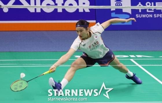 24일 코리아오픈 여자 단식 32강 카루파테반 레차나(말레이시아·37위)와 경기 중 안세영이 상대 공격을 받아내고 있다. /사진=김진경 대기자