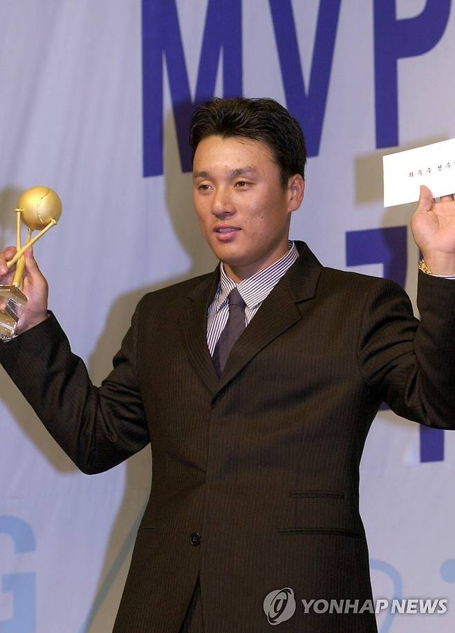이승엽, 통산 3번째 MVP 등극 홈런왕 이승엽이 31일 오후 소공동 롯데호텔에서 열린 2001 삼성 fn.com 프로야구 최우수선수(MVP) 및 최우수신인선수 기자단 투표에서 2차 투표까지 치르는 접전 끝에 통산 3번째 MVP에 뽑힌뒤 내빈들에게 인사하고 있다./전수영/체육/2001.10.31(서울=연합뉴스) swimer@yna.co.kr <저작권자 ⓒ 2001 연 합 뉴 스. 무단전재-재배포 금지.>