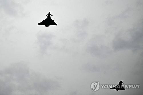 베를린 상공 비행하는 유로파이터 (베를린 AFP=연합뉴스 자료사진) 2024년 9월 26일 독일 수도 베를린의 남동쪽에 있는 쇠네펠트 소재 베를린 브란덴부르크 국제공항 위를 비행중인 유로파이터 제트기들. (Photo by Tobias SCHWARZ / AFP) 2025.9.26.