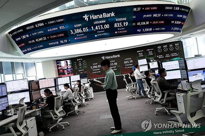 코스피 등락에 휘청이는 증시 시장 (서울=연합뉴스) 임화영 기자 = 코스피가 급락한 26일 서울 중구 하나은행 딜링룸 현황판에 코스피·코스닥 종가가 표시돼 있다.
이날 코스피는 전장 대비 85.06포인트(2.45%) 내린 3,386.05, 코스닥지수도 전장 대비 17.29포인트(2.03%) 내린 835.19에 거래를 마치며 하락했다. 2025.9.26 hwayoung7@yna.co.kr