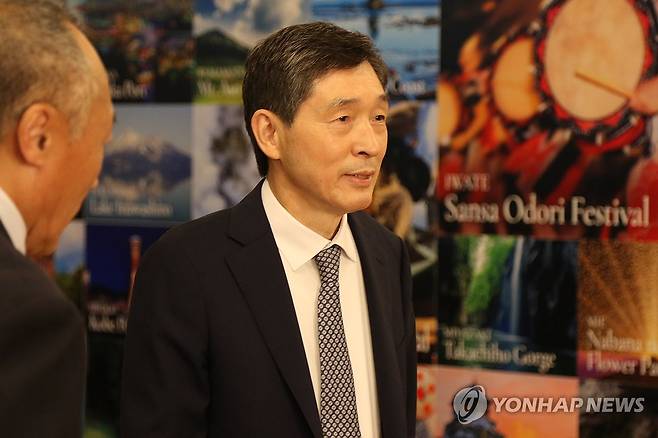 도쿄 도착한 이혁 주일 한국대사 (도쿄=연합뉴스) 박상현 특파원 = 이혁 신임 주일 한국대사가 26일 도쿄 하네다공항에 도착, 재일본대한민국민단 관계자들과 인사한 뒤 이동하고 있다. 2025.9.26 psh59@yna.co.kr