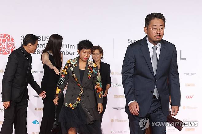 폐막식 참석하는 나홍진 감독 (부산=연합뉴스) 류효림ㄹ 기자 = 나홍진 감독을 비롯한 부산국제영화제 경쟁 부문 심사위원들이 26일 부산 해운대구 우동 영화의전당에서 열린 제30회 부산국제영화제 폐막식에 참석하고 있다. 2025.9.26 ryousanta@yna.co.kr