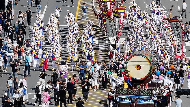 ▲ 인천 부평구 지역 대표 문화축제 '부평풍물대축제'가 축제의 문을 열었다. 27일 인천 부평구 부평대로 일대에서 풍물단원들이 개막 길놀이를 하고 있다. /양진수기자photosmith@incheonilbo.com