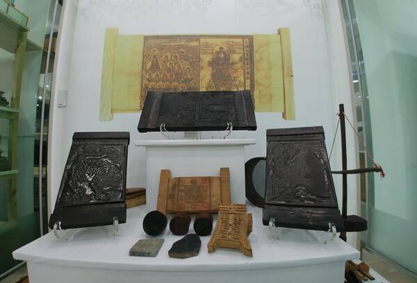 이산책판박물관에 전시된 불화와 민화 목판.