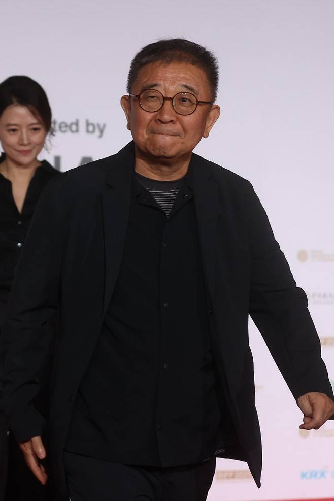 장률 감독이 26일 부산 해운대구 우동 영화의전당에서 열린 제30회 부산국제영화제 폐막식 레드카펫에서 관객들에게 인사하고 있다. (사진=연합뉴스)