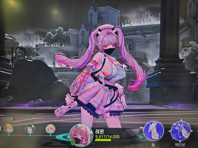 - 시간 정지 상태에서 캐릭터를 이리저리 감상할 수 있다