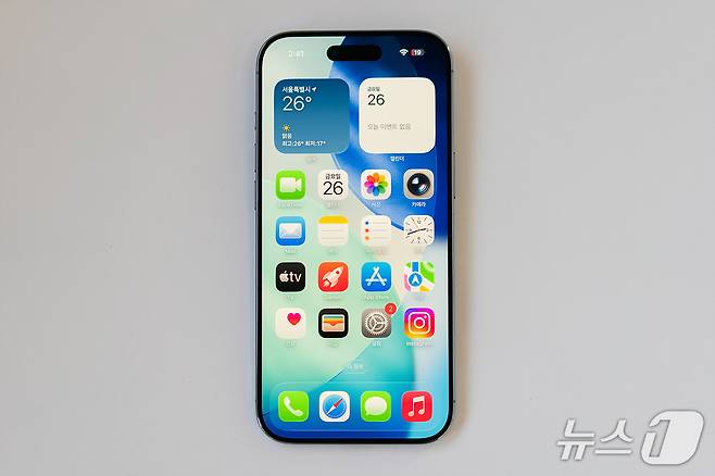 전면은 기존 '아이폰'과 큰 차이가 없다. 2025.9.26/뉴스1 ⓒ News1 이기범 기자