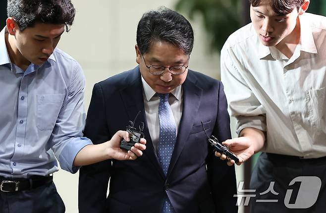 노만석 검찰총장 직무대행이 26일 서울 서초구 대검찰청에서 퇴근하며 검찰청 폐지를 골자로 하는 정부조직법 개정안 국회 본회의 통과에 대한 입장을 밝힌 후 청사를 나서고 있다./뉴스1 ⓒ News1 김도우 기자