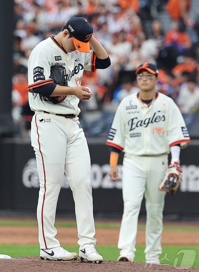 27일 오후 대전 한화생명 볼파크에서 열린 프로야구 '2025 신한 SOL뱅크 KBO 리그' LG 트윈스와 한화 이글스의 경기, 한화 선발 문동주가 1회초 2사 1,2루 상황 강판을 앞두고 아쉬워하고 있다. 2025.9.27/뉴스1 ⓒ News1 김진환 기자