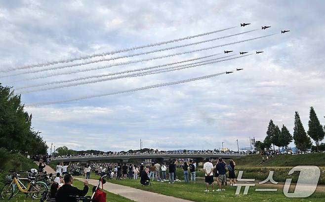 27일 오후 대한민국 공군특수비행팀 블랙이글스가 경주국가유산야행이 열린 경북 경주시 월정교 상공에서 에어쇼를 펼치고 있다. 2025.9.27/뉴스1 ⓒ News1 최창호 기자