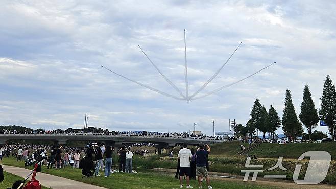 27일 오후 대한민국 공군특수비행팀 블랙이글스가 경주국가유산야행이 열린 경북 경주시 월정교 상공에서 에어쇼를 펼치고 있다. 2025.9.27/뉴스1 ⓒ News1 최창호 기자