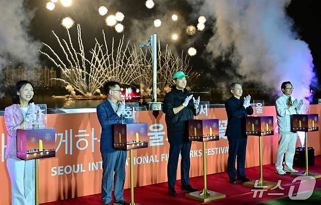 오세훈 서울시장이 27일(토) 여의도한강공원에서 열린 「서울세계불꽃축제 2025」에서 축제 시작을 알리는 터치버튼 세리머니를 하고 있다. (서울시 제공)