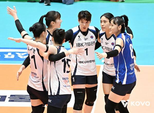 27일 여수진남체육관에서 치러진 현대건설과의 2025 여수·NH농협컵 프로배구대회 여자부 준결승전에서 IBK기업은행 선수단이 득점 후 기뻐하고 있다. /사진=한국배구연맹