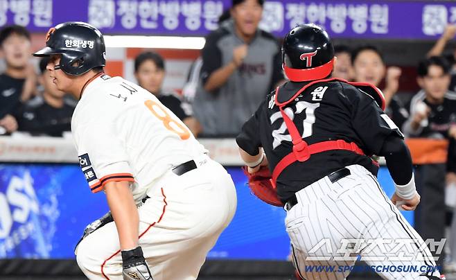 클로즈업해서 자세히봐도 포수 박동원 오른손에 볼이 쥐어져 있었다. 대전=박재만 기자 pjm@sportschosun.com