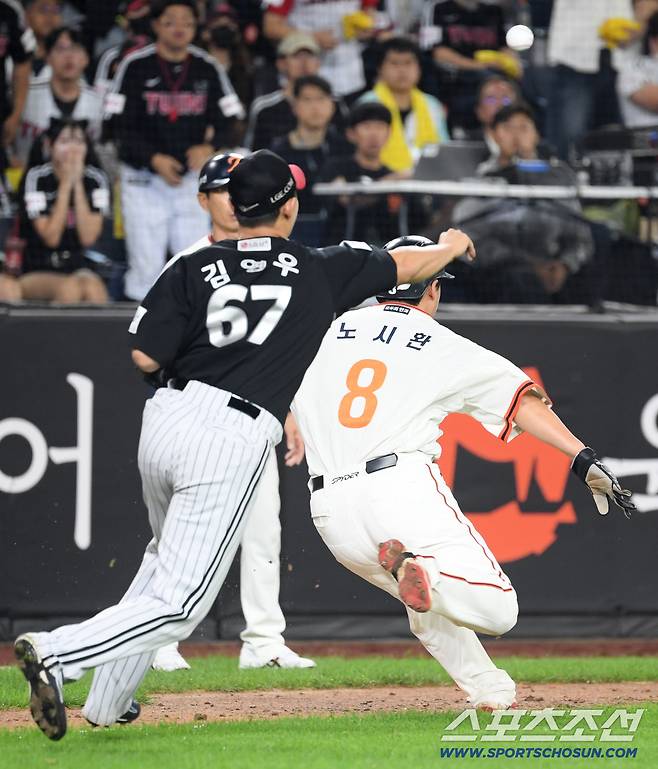 1사 1,3루 하주석 번트 타구 때 3루 주자 노시환은 런다운에 걸리고 말았다.