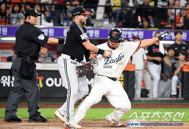 주심은 아웃을 선언했지만 노시환은 끝까지 플레이했다.