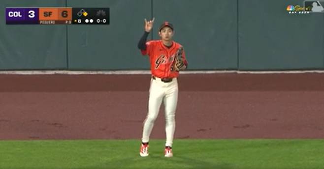 샌프란시스코 중견수 이정후가 27일 콜로라도전 8회초 수비 때 1사 1루에서 뜬공을 잡아 두 번째 아웃카운트를 잡은 뒤 이닝을 마친 것으로 착각하고, 공을 관중석으로 던지는 어처구니 없는 실책을 저질렀다. 이후 더그아웃으로 들어오려다 동료들의 지적에 '2아웃' 상태임을 확인하고 있는 이정후. MLB 중계화면 캡쳐