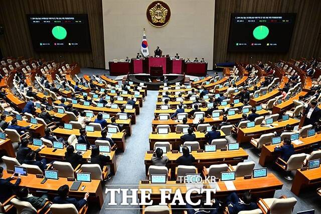 국회는 25일 본회의에서 비의료인의 문신 시술을 합법화하는 문신사법을 의결했다. /남윤호 기자