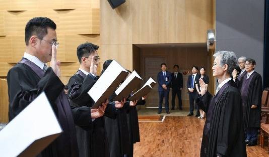 조희대 대법원장이 25일 서울 서초구 대법원에서 열린 신임 법관 임명식에서 신임 법관들의 선서를 받고 있다. 연합뉴스