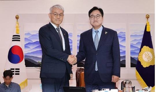 우원식 국회의장이 24일 서울 여의도 국회에서 천대엽 법원행정처장을 만나고 있다. 연합뉴스