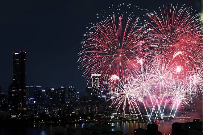27일 오후 서울 여의도 한강공원 일대에서 열린 ‘2025 서울세계불꽃축제’에서 화려한 불꽃이 밤하늘을 수놓고 있다. 2025.9.27 뉴스1