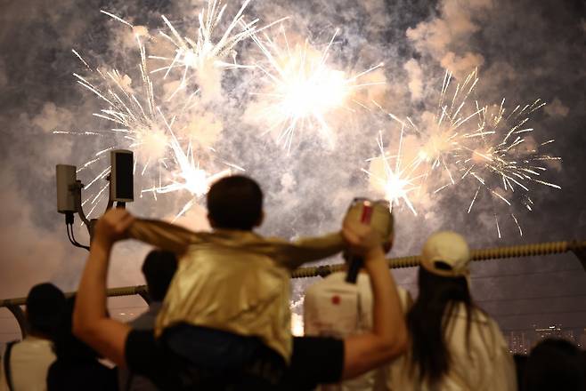 27일 서울 여의도 한강공원 일대에서 열린 ‘2025 서울세계불꽃축제’에서 시민들이 화려한 불꽃쇼를 보고 있다. 2025.9.27 뉴스1